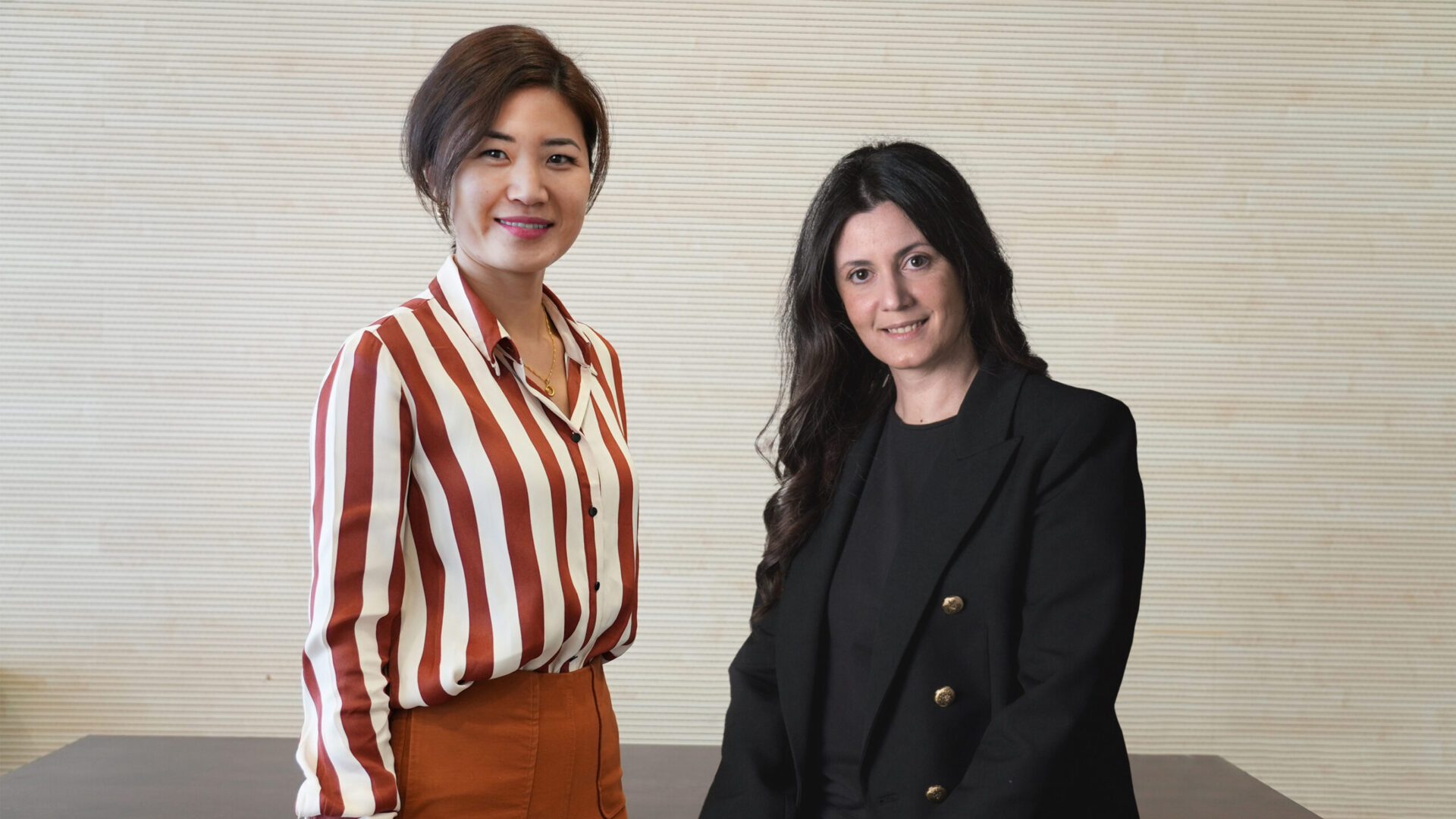 Jia Wei e Cristina Caricato sobem na Xiaomi