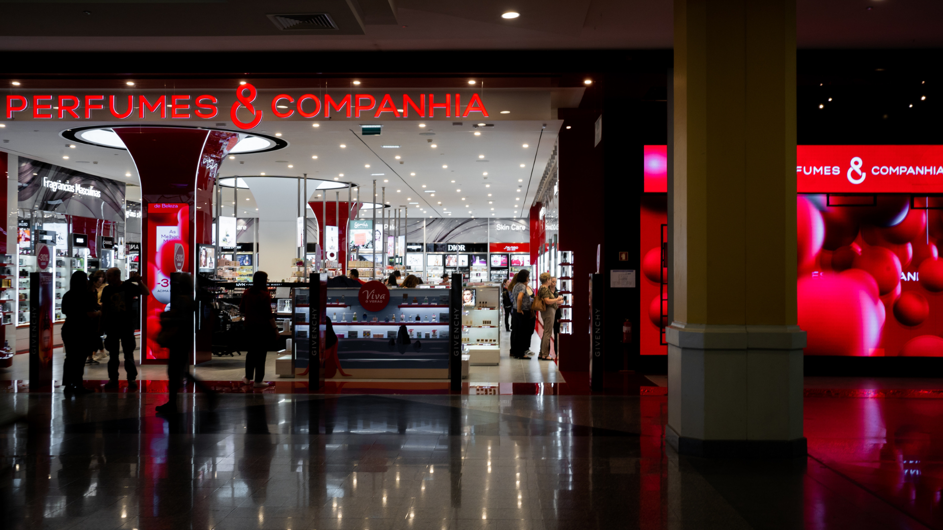 Perfumes & Companhia moderniza a rep carpet