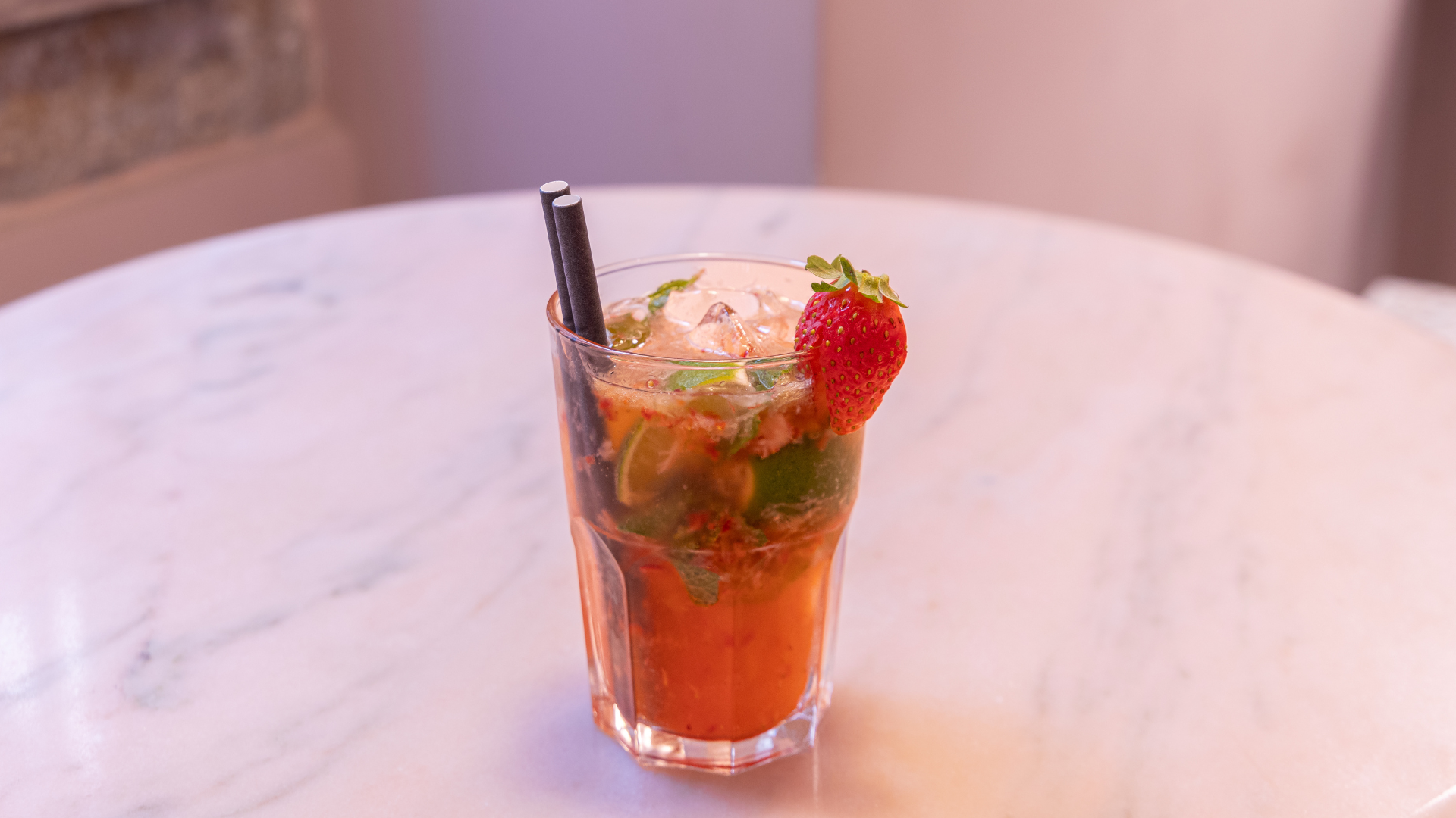 Jezzus serve cocktails com pizza