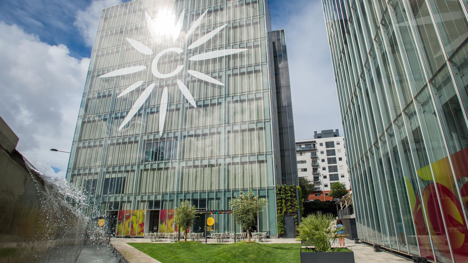 Na Cofidis, a promoção da sustentabilidade é “estrutural e trabalhada de forma transversal” à estratégia global da empresa, sendo um pilar que orienta as suas diversas dimensões, desde a cultura interna até à gestão do negócio. Com a ambição de difundir estes ideais com os colaboradores e, simultâneo, para melhorar os resultados nas áreas de trabalho “prioritárias”, a diretora de Transformação Estratégica, Sustentabilidade e Qualidade, Laurence Facon, resume a estratégia em cinco vetores. São elas: “acolher e acompanhar os colaboradores, respeitando a diversidade de todos e melhorando continuamente a sua experiência”, tendo investido, desde 2022, na sustentabilidade humana, com a disponibilização de iniciativas de promoção da saúde mental, através de consultas de psicologia e psiquiatria e eventos sobre este tema, fomentando o voluntariado, entre outras ações, o que resultou no reconhecimento como Great Place to Work, em 2023; exercer a atividade “de forma responsável e com o foco em melhorar continuamente a experiência proporcionada a Clientes e Parceiros”, estando comprometida no seu acompanhamento, “com soluções flexíveis e adaptadas”, algo que levou à subida de 12 pontos percentuais no NPS (Net Promoter Score); a utilização da tecnologia para “simplificar e melhorar as vidas”, sendo um exemplo a redução para metade do tempo médio de financiamento dos pedidos online; a contribuição para o desenvolvimento das comunidades onde está inserida, como é o caso do espaços de restauração localizados na sede, em Lisboa, que estão abertos ao público, e que são explorados por Parceiros sociais que empregam pessoas em situação de vulnerabilidade extrema e a cedência de dois apartamentos pessoas em situação de sem-abrigo; por último, a contribuição para a transição ecológica, através do compromisso de reduzir em 30% a pegada de carbono, através de medidas como a substituição da frota automóvel por carros elétricos e a oferta de passes de transporte a todos os colaboradores, que foram adotadas no ano passado. Muitas destas iniciativas são possíveis através de parcerias com entidades como o Café Joyeux, a Associação Crescer e o Bureaux du Coeur, com que tem sido desenvolvido um trabalho que “pode inspirar stakeholders e outras empresas a seguir políticas semelhantes”. “Estas parcerias têm a grande mais-valia de trabalhar a cultura interna, com valores de tolerância e consideração, tão importantes num mundo cada vez mais acelerado e com tantas injustiças sociais”, diz a porta-voz. “A cultura da Cofidis, centrada nas pessoas, no respeito pela diversidade e inclusão de todos, colaboradores, Clientes, Parceiros e com a comunidade em geral, é muito forte e, por isso, o impacto social que criamos ao mesmo tempo que garantimos a sustentabilidade do negócio, é natural em nós”, acrescenta. A responsável da marca acredita que “mais do que uma oportunidade, o desenvolvimento sustentável é uma inevitabilidade”. Na sua perspetiva, as instituições que querem sobreviver no futuro devem ter a sustentabilidade no centro da sua estratégia e a preocupação com a construção de um futuro melhor para todos. Para si, esta é uma preocupação cada vez maior por parte das pessoas e isso deve ser tido em conta pelas empresas para corresponderem a essas exigências. Ao longos dos anos, a Cofidis também tem tido uma preocupação na educação financeira, tendo sido “pioneira no setor”, através da criação do projeto de literacia Contas Connosco, em 2014, que conta já com mais de 20 milhões de visualizações de artigos. Devido a este projeto, atualmente, são várias as empresas, organizações e indivíduos a criar e difundir conteúdos de literacia. “Acreditamos que juntos, temos mais impacto na construção de um mundo melhor, pelo que inspirar outras empresas para o desenvolvimento sustentável é algo que encaramos também como uma missão”, remata.