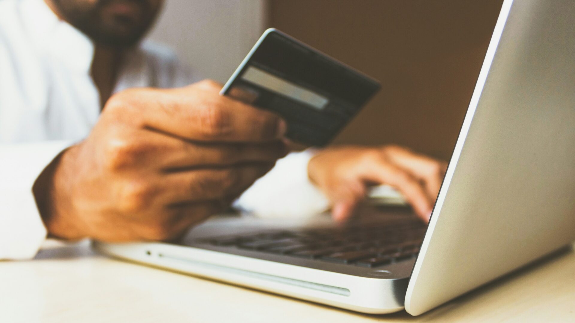 Portugueses cada vez mais fazem compras online