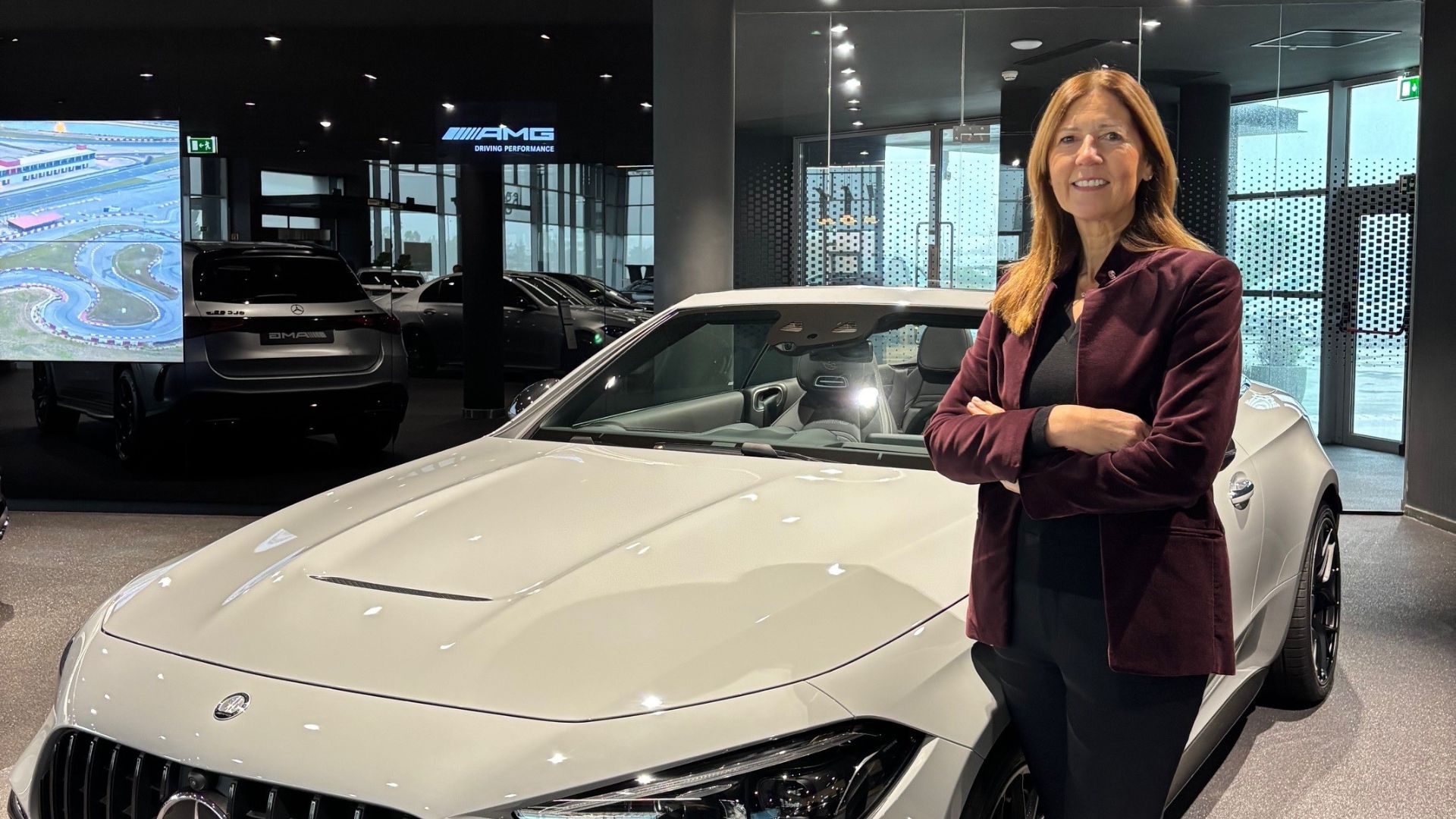 A Mercedes-Benz tem uma nova liderança em PortugalEntre 2011 e 2015, desempenhou funções internacionais como diretora de Crédito e Operações na Mercedes-Benz Financial Services e Mercedes-Benz Bank Espanha. Já em 2015, integrou a Mercedes-Benz Mobility, na sede em Estugarda, como responsável pelo Crédito da Região Europa. Em 2017, com a aquisição da Athlon, assumiu a direção-geral da Athlon Iberia, posição que ocupou até 2021, no ano em que regressou a Portugal para liderar a Mercedes-Benz Financial Services Portugal. A nova CEO afirma que tem o prazer de integrar a equipa em Portugal num “momento extraordinário” para a marca, com uma história de 140 anos “no pináculo da inovação e da segurança automóvel”. Observa ainda que o lançamento de 14 novos modelos, em 2026, e a confiança na competência das pessoas que a rodeiam, permitem-na acreditar na manutenção da liderança no segmento e no crescimento do negócio. Ao assumir a sua nova função, a também diretora-geral de Marketing, Product Management e Dealer Network Iberia passa a reportar diretamente a Reiner Hoeps, que se mantém como Head of Mercedes-Benz Iberia e CEO em Espanha.