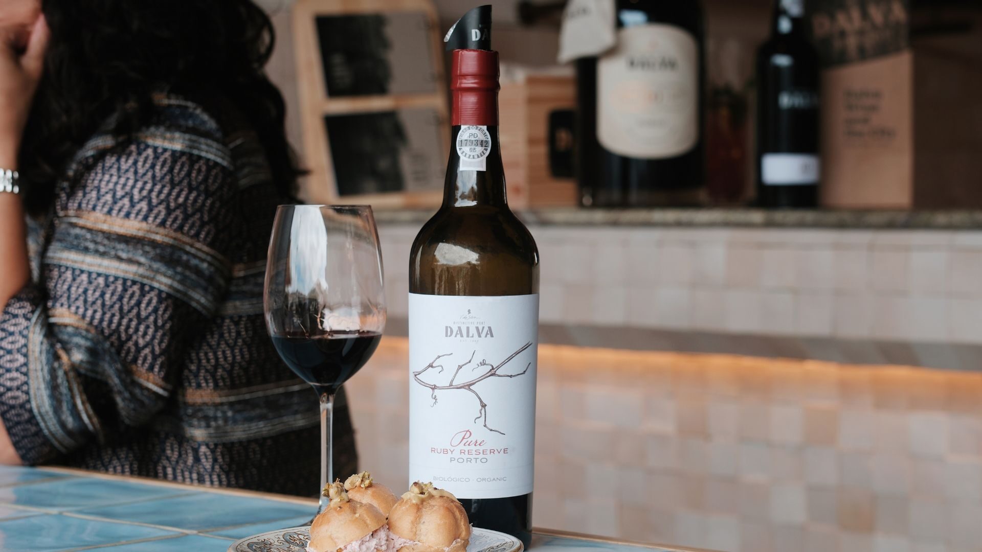 Um wine bar “descontraído”? O Dalva Wine and The City abriu no cais de Gaia