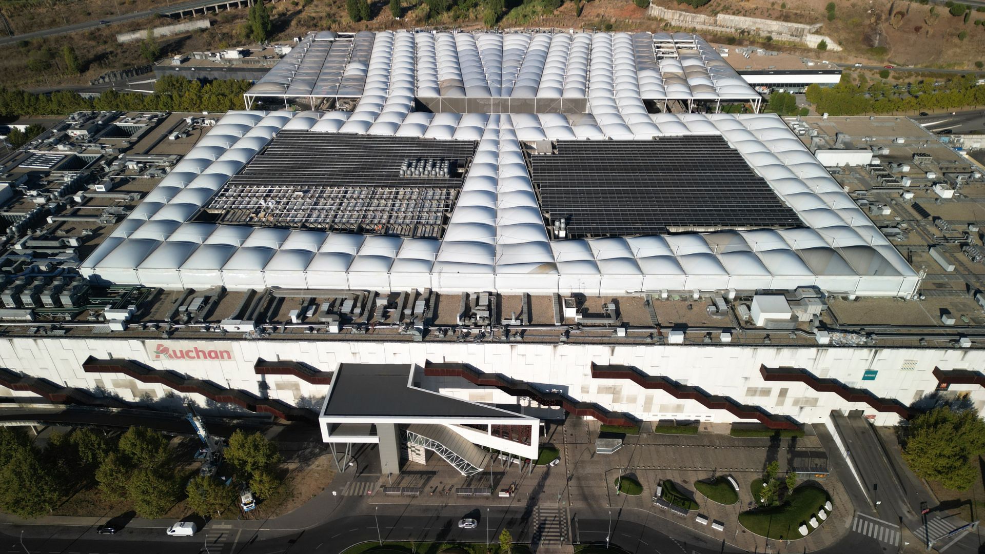UBBO transforma cobertura em central de energia solar