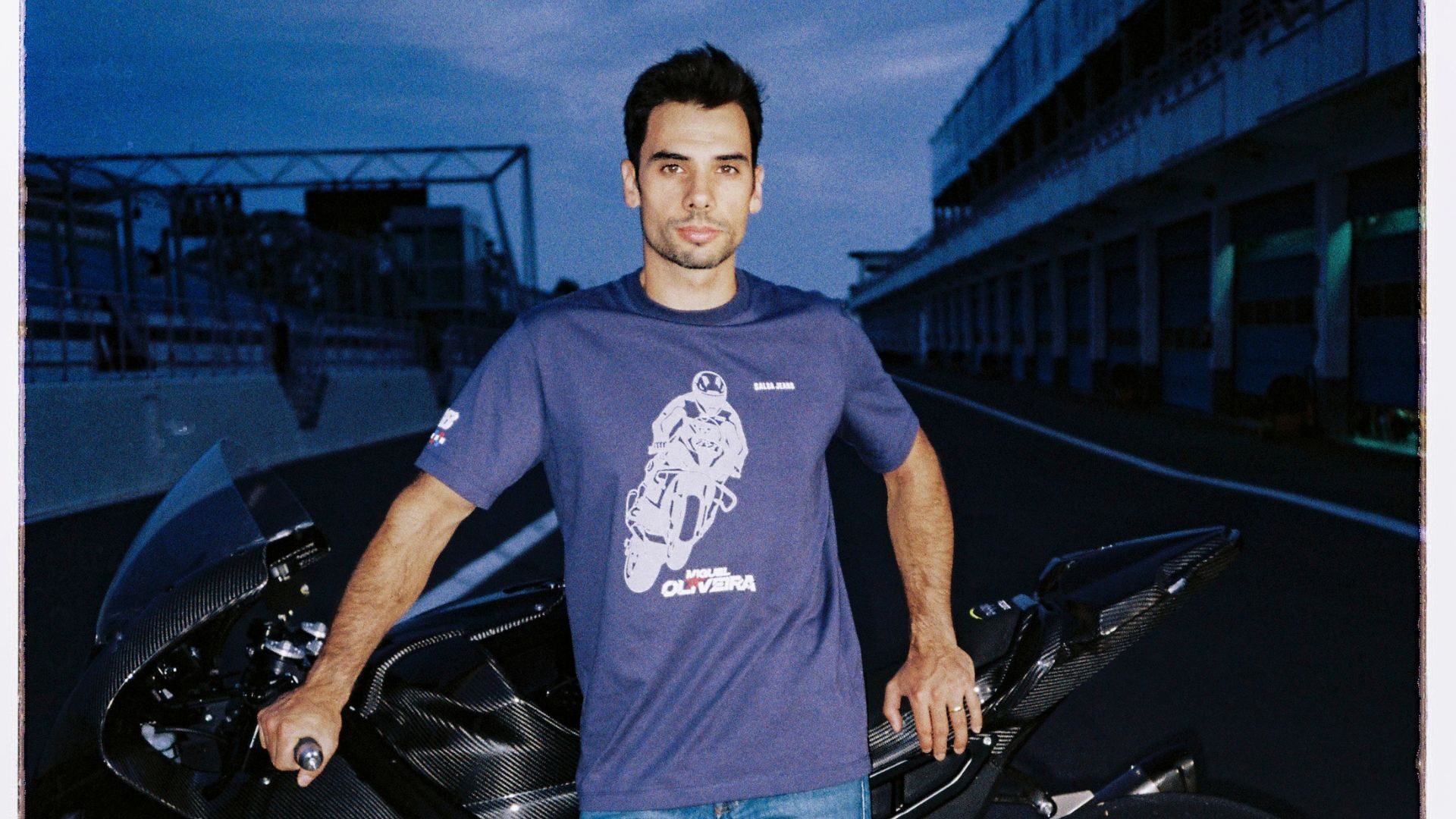 O Miguel Oliveira está "De Volta a Casa" com a Salsa Jeans e a DAZN